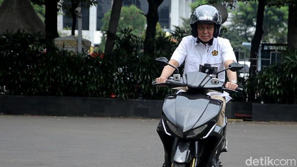 Jonan Jajal Motor Listrik Gesits Buatan Anak Bangsa