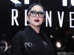 Syahrini Janji Umrahkan 20 Korban First Travel Bulan Depan
