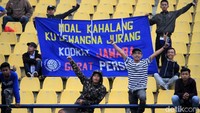 Bobotoh menyanyikan yel-yel untuk menyuntikkan motivasi kepada klub kesayangan.