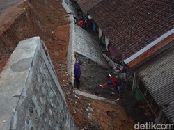 Plengsengan Ambrol Timpa Gedung Sekolah, Pelajar Bergantian Belajar