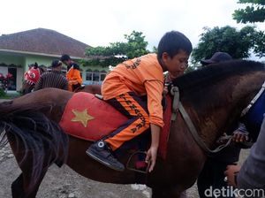 Melihat Siswa MIN 1 Madukara di Banjarnegara Latihan Berkuda