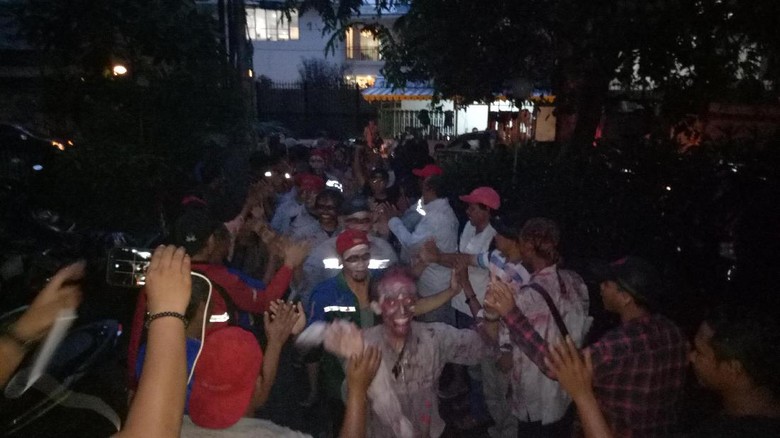 Para Zombie Bandung Tiba di Jakarta Tuntut Status Karyawan Tetap Para Zombie Bandung Tiba di Jakarta Tuntut Status Karyawan Tetap
