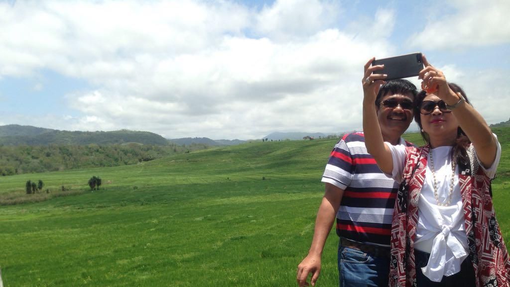 Foto: Selfie Mesra Djarot dan Istri di Labuan Bajo