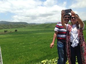Foto: Selfie Mesra Djarot dan Istri di Labuan Bajo