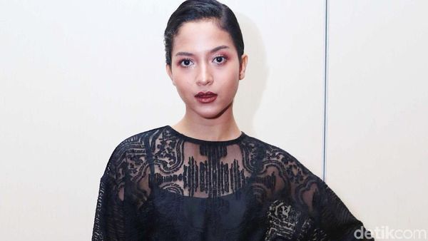 Sexy in Black! Putri Marino Pamer Kaki Jenjang