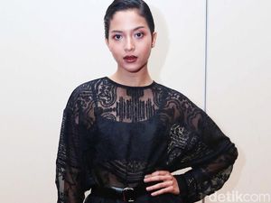 Sexy in Black! Putri Marino Pamer Kaki Jenjang