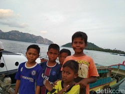 Senangnya Anak Pulau Tiga Sekarang Listrik Tak Lagi Dibatasi