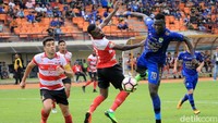 Ezechiel NDouassel berebut bola dengan Engelbert Sani.