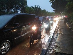 Genangan Air di TB Simatupang Surut, Lalin Masih Padat