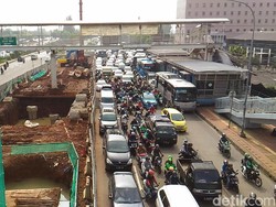 Wajah Kemacetan Akibat Proyek Flyover Pancoran yang Terancam Molor