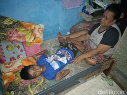 Kasihan! Bapak ini Bawa Anaknya Berobat dengan Diangkut Gerobak