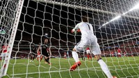 Tapi penampilan dia tercoreng akibat blunder yang dilakukan pada menit 64. Svilar berdiri terlalu masuk ke gawang saat menangkap bola tendangan bebas Marcus Rashford. (Reuters/Carl Recine)