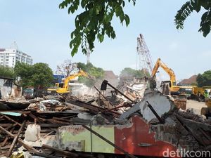 Bangunan Dekat Proyek Jembatan Ratna Dibongkar Bangunan Dekat Proyek Jembatan Ratna Dibongkar