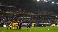 Memasuki menit ke-66, tendangan bebas Neymar berbuah gol dan membawa PSG memimpin 3-0. Foto: Dean Mouhtaropoulos/Getty Images