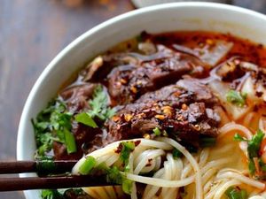 Dingin-dingin Begini Enaknya Menikmati Santapan yang Pedas Hangat