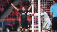 Setelah turun minum, kebuntuan akhirnya terpecah. Kesalahan kiper muda Benfica Mile Svilar membawa berkah bagi MU untuk memimpin 1-0, lewat tendangan bebas Marcus Rashford. Foto: Laurence Griffiths/Getty Images