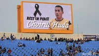 Spanduk raksasa bergambar Choirul Huda juga dipasang stadion.