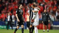 Nemanja Matic memberikan pelukan pada Svilar sebagai bentuk dukungan padanya.  (Reuters/Carl Recine)
