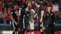 Beberapa pemain MU yang lain tak mau ketinggalan menghampiri Svilar. Termasuk Jesse Lingard dan Marcus Rashford. (Laurence Griffiths/Getty Images)