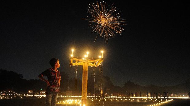 Diwali adalah sebuah festival yang dianggap penting oleh pemeluk Hindu di India. Diwali juga bisa diartikan sebagai Festival Cahaya.