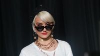 Foto: Gaya Perdana Agnez Mo di Catwalk Tanah Air Usai Dipuji Vogue, Beda?