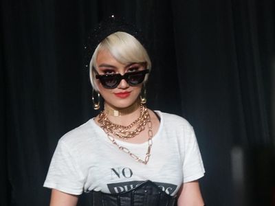 Foto: Gaya Perdana Agnez Mo di Catwalk Tanah Air Usai Dipuji Vogue, Beda?