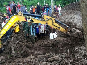 Yonif Raider 515 Kostrad Evakuasi Korban Longsor di Jember