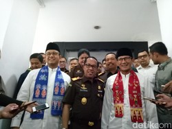 Baru Menjabat, Anies-Sandi Silaturahmi ke Kajati DKI