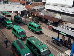 Mayoritas Sopir Angkot di Terminal Cicaheum Mogok Operasi