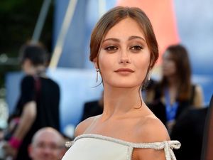 Pihak Ella Purnell Bantah Pacaran dengan Brad Pitt
