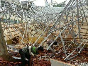 Diguyur Hujan Terus Menerus, Atap GOR di Kebumen Ambrol