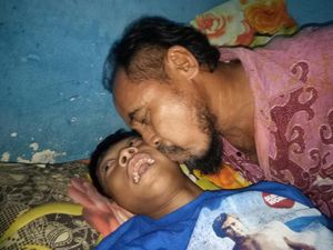 Bocah yang Dibawa dengan Gerobak Bapaknya Akhirnya Dirawat di RS