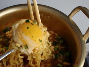 Asyik! Di Mini Market Ini Bisa Beli dan Masak Sendiri Mie Instan dengan Telur! Asyik! Di Mini Market Ini Bisa Beli dan Masak Sendiri Mie Instan dengan Telur!