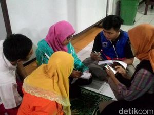 Bantuan Pengungsi Banjir Akibat Tanggul Jebol Jatipadang Berdatangan