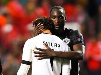 Foto: Respect! Peluk dan Dukungan Pemain MU untuk Kiper Muda Benfica
