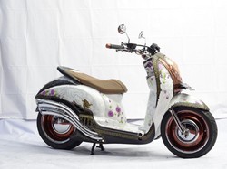 Honda Scoopy Feminin Berbalut Batik dan Bunga
