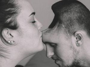 Kisah Cinta Sejati, Istri Dampingi Suami Difabel yang Kepalanya Berlubang Kisah Cinta Sejati, Istri Dampingi Suami Difabel yang Kepalanya Berlubang