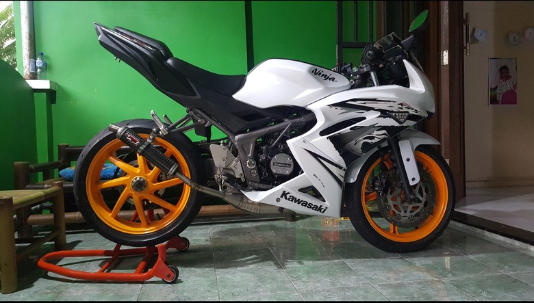 Si Kawasaki Ninja dengan Knalpot Titanium Full Carbon Si Kawasaki Ninja dengan Knalpot Titanium Full Carbon