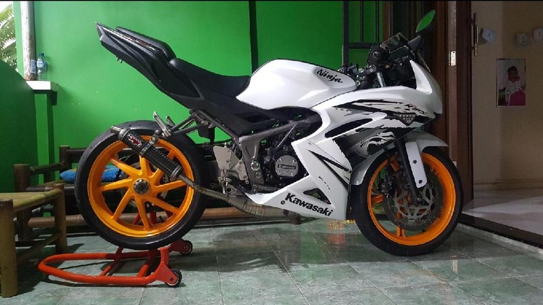 Si Kawasaki Ninja dengan knalpot Titanium Full Carbon