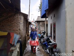 Banjir Surut, Warga Bersih-bersih Rumah dari Lumpur