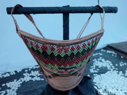 Manik-manik di Gendongan Bayi Berarti Doa dan Perlindungan