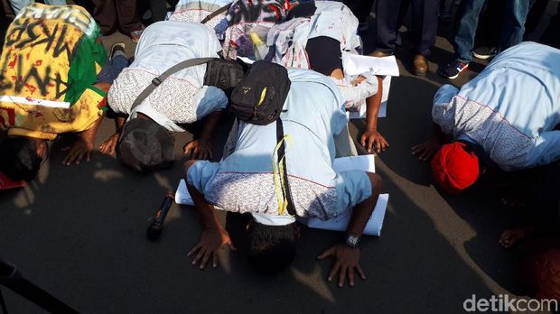 Massa sujud syukur alasannya berhasil menunaikan nazar long march dari Bandung ke Istana Merdeka