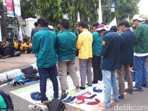 Massa Mahasiswa Salat Berjemaah di Depan Istana