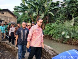 Anies ke Warga Jatipadang: Kita Pastikan Sungai Dikeruk!