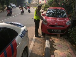 Epilepsi Kambuh, Mobil yang Dikemudikan Dosen Ini Nyelonong ke Trotoar