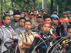 Pantau Aksi di Istana, Kapolda Metro Menyusup ke Tengah Massa Pantau Aksi di Istana, Kapolda Metro Menyusup ke Tengah Massa