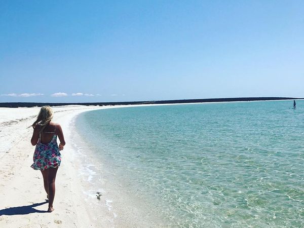 Foto: Bukan Pasir Putih, Pantai Ini dari Ribuan Kulit Kerang