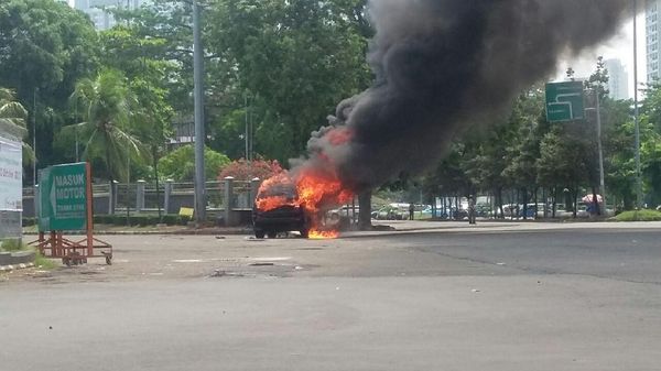 Foto: Asap Membubung dari Latihan Paspampres di Kemayoran