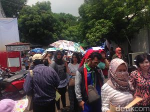 Berharap Segera Punya e-KTP, Warga Antre di Taman Mini