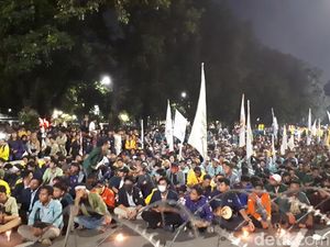 Lewati Batas Waktu, Mahasiswa Masih Bertahan di Depan Istana